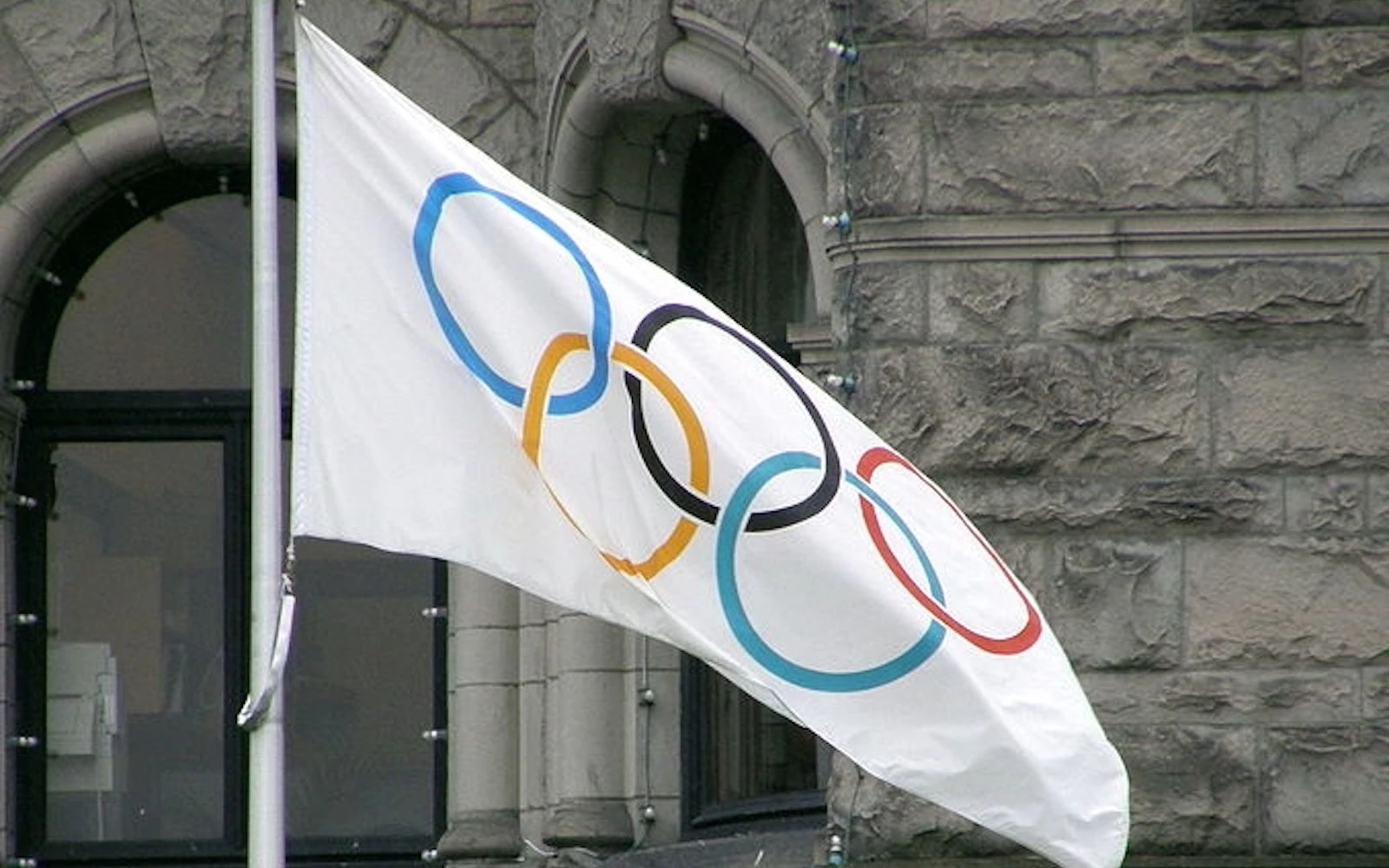 La bandera olímpica ondeando en Victoria, Columbia Británica, Canadá, fuera de la legislatura provincial de Columbia Británica, en reconocimiento de la organización de los Juegos Olímpicos de Invierno de 2010 por parte de Vancouver.?w=200&h=150