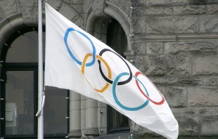 La bandera olímpica ondeando en Victoria, Columbia Británica, Canadá, fuera de la legislatura provincial de Columbia Británica, en reconocimiento de la organización de los Juegos Olímpicos de Invierno de 2010 por parte de Vancouver. Crédito: Wikimedia / Makaristos CC0