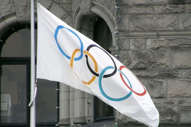 La bandera olímpica ondeando en Victoria, Columbia Británica, Canadá.