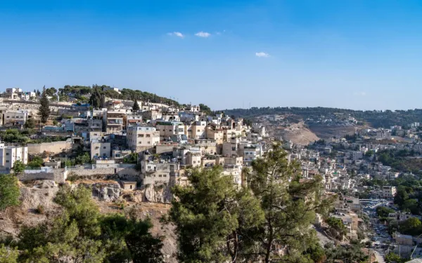 La Maison Abraham vista desde la colina opuesta. A sus pies se encuentra el barrio árabe de Silwan, que se extiende hasta el valle de Cedrón. La casa está situada en la cima de una colina en el corazón del barrio musulmán de Ras al-Amud, en Jerusalén Este. Crédito: Marinella Bandini.