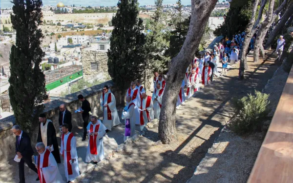 Sacerdotes y peregrinos recorren el Camino de los Peregrinos de la Esperanza, dentro de los terrenos de la Casa Abraham en Jerusalén, el día de su inauguración, el 14 de septiembre de 2024. Recorrer el sendero, de unos 200 metros, tomó unos 45 minutos. En las diferentes áreas, hubo lecturas, breves meditaciones, momentos de silencio, cantos y oraciones. Crédito: Patriarcado Latino de Jerusalén.