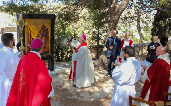 Mons. William Shomali, vicario general del Patriarcado Latino de Jerusalén, inciensa el icono que representa el lavatorio de los pies, ubicado al final del Camino de los Peregrinos de la Esperanza, durante la inauguración que tuvo lugar el 14 de septiembre de 2024. Crédito: Patriarcado Latino de Jerusalén.