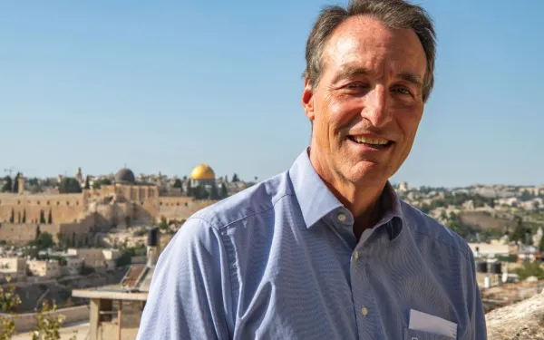 Bernard Thibaud, director de la Maison Abraham (Casa Abraham) en Jerusalén, una casa de huéspedes para peregrinos creada por Secours Catholique-Caritas France. Al fondo, la dorada "Cúpula de la Roca", uno de los símbolos de Jerusalén, es claramente visible desde la Maison Abraham. Crédito: Marinella Bandini.