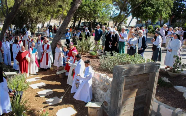 El 14 de septiembre de 2024 se inauguró el Camino de los Peregrinos de la Esperanza. El evento marcó el 60 aniversario de la Maison Abraham (Casa Abraham), una casa de huéspedes para peregrinos creada por Secours Catholique-Caritas France. Mons. William Shomali, vicario general del Patriarcado Latino de Jerusalén, bendijo el Camino en presencia de numerosos sacerdotes, religiosos y fieles laicos, incluidos cristianos, musulmanes y judíos, autoridades civiles y religiosas. Crédito: Patriarcado Latino de Jerusalén.