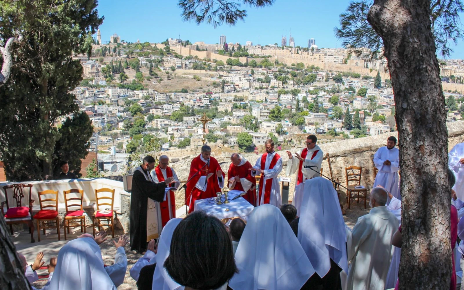 Mons. Éric de Moulins-Beaufort, presidente de la Conferencia Episcopal Francesa, preside la misa celebrada el 14 de septiembre de 2024 en la Maison Abraham (Casa Abraham) de Jerusalén durante las celebraciones por el 60 aniversario de su fundación como casa de huéspedes para peregrinos gestionada por Secours Catholique-Caritas Francia.?w=200&h=150