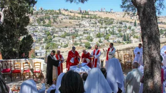 Mons. Éric de Moulins-Beaufort, presidente de la Conferencia Episcopal Francesa, preside la misa celebrada el 14 de septiembre de 2024 en la Maison Abraham (Casa Abraham) de Jerusalén durante las celebraciones por el 60 aniversario de su fundación como casa de huéspedes para peregrinos gestionada por Secours Catholique-Caritas Francia.