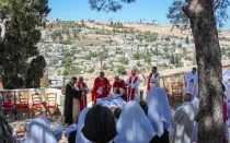 Mons. Éric de Moulins-Beaufort, presidente de la Conferencia Episcopal Francesa, preside la misa celebrada el 14 de septiembre de 2024 en la Maison Abraham (Casa Abraham) de Jerusalén durante las celebraciones por el 60 aniversario de su fundación como casa de huéspedes para peregrinos gestionada por Secours Catholique-Caritas Francia.