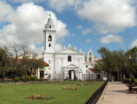 Arzobispo entroniza imagen de la Virgen del Pilar en una plaza de Argentina