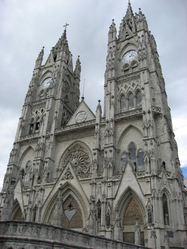 Basilica Del National Vote in Quito (Ecurator). Credit: Krunchky / Wikimedia Commons / Public Domain.