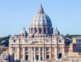 Vaticano: Sacerdotes pueden bendecir a parejas del mismo sexo sin aprobar su estilo de vida