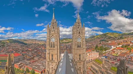 Basílica del Voto Nacional y centro de Quito en Ecuador