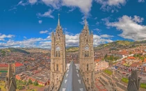 Basílica del Voto Nacional y centro de Quito en Ecuador.