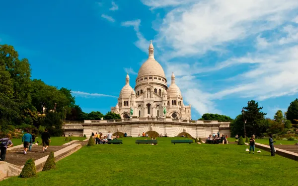 La Basílica del Sacré Coeur de Montmartre, comúnmente conocida como Basílica del Sacré Coeur, es una iglesia católica y basílica menor de París dedicada al Sagrado Corazón de Jesús. Crédito: Sebastian Bergmann, CC BY-SA 2.0 vía Wikimedia Commons.