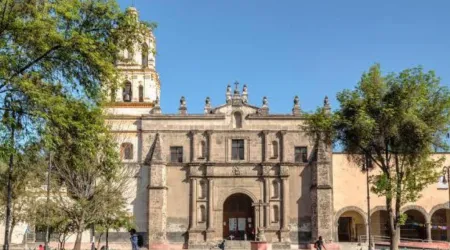 Polémica por “influencer” que ingresó a una iglesia en Ciudad de México en shorts