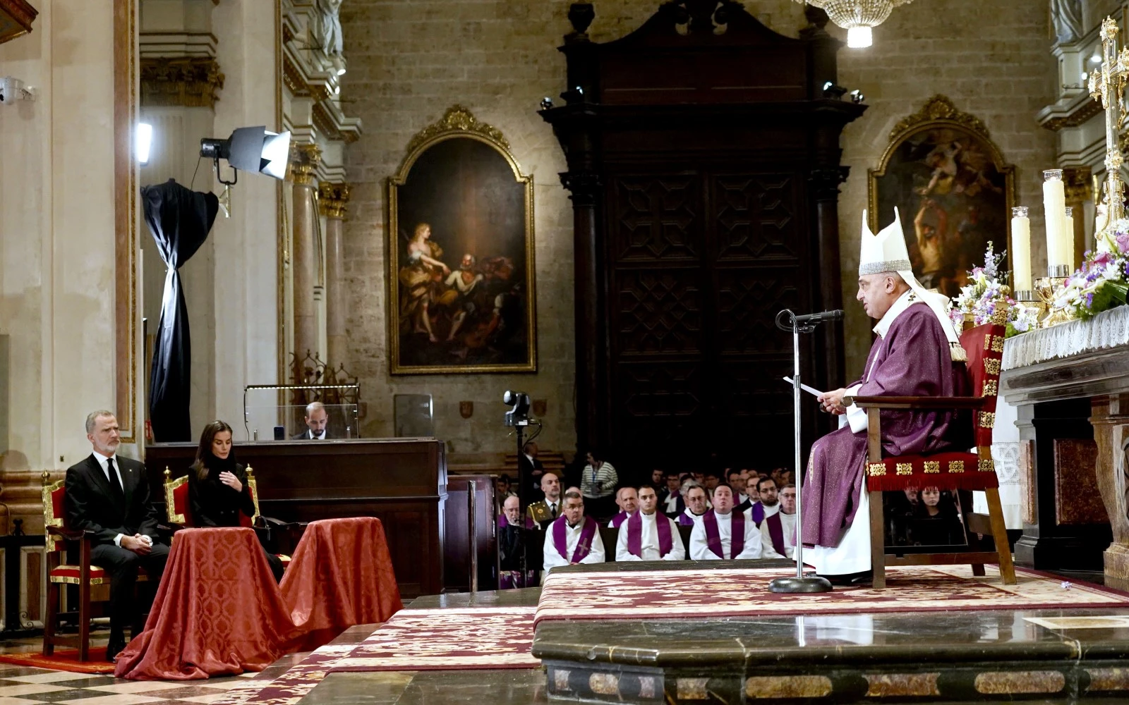 Los Reyes de España asisten al funeral por las víctimas de la DANA en la Catedral de Valencia.?w=200&h=150