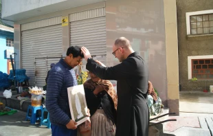 P. David O'Connor bendiciendo a pobladores de Puno, Perú. Crédito: ACN