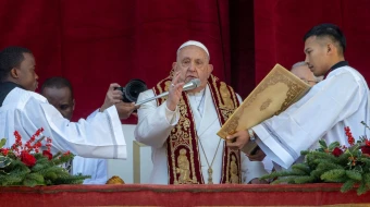 El Papa Francisco imparte la bendición Urbi et Orbi en el Vaticano.