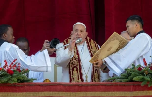 El Papa Francisco imparte la bendición Urbi et Orbi en el Vaticano. Crédito: Daniel Ibáñez / EWTN News.