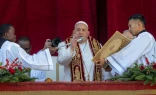 El Papa Francisco imparte la bendición Urbi et Orbi en el Vaticano.