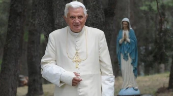 El Papa Benedicto XVI con el brazo enyesado tras sufrir una fractura en 2009.