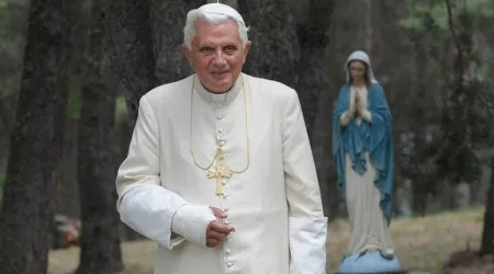 Benedicto XVI con la mano fracturada 26072024