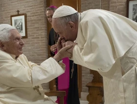 El Papa Francisco recuerda a Benedicto XVI a un año de su muerte: “Desde el Cielo bendícenos”