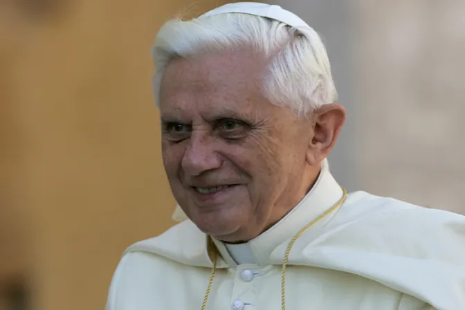 El Vaticano emite un sello postal para conmemorar a Benedicto XVI