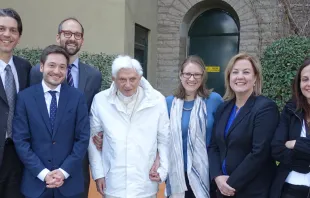 Benedicto XVI y la delegación del Grupo ACI que lo visitó este viernes 31 de marzo. Foto: Grupo ACI 