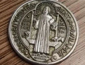 Este es el significado de la medalla de San Benito