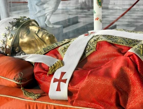 Este beato sirvió con los cruzados, no era sacerdote y fue elegido Papa