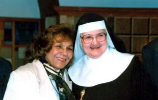 La Sierva de Dios María Esperanza de Bianchini con la Madre Angélica, en los estudios de EWTN en Birmingham, Alabama (Estados Unidos) en 1994. Crédito: Movimiento de Espiritualidad Betania.