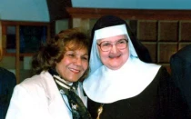 La Sierva de Dios María Esperanza de Bianchini con la Madre Angélica, en los estudios de EWTN en Birmingham, Alabama (Estados Unidos) en 1994.