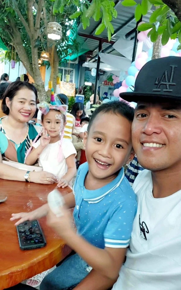 Mónica Biboso con su familia en Filipinas en abril de 2024: su esposo, Roberto; su hija, Sofya; y su hijo, Clarence. En las primeras horas de la masacre del 7 de octubre de 2023 a manos de Hamás, logró mantenerse en contacto con ellos, luego su teléfono celular se quedó sin batería. "Cuando pude volver a encender mi teléfono, encontré mensajes de video de mis hijos, llorando, besándose y diciéndome que me cuidara". Crédito: Cortesía de Mónica Biboso.