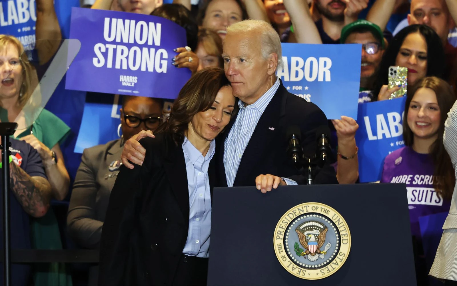 La vicepresidenta Kamala Harris es abrazada por el presidente Joe Biden, quien la describió como alguien que tiene "la brújula moral de una santa" durante un evento de campaña en Pittsburgh, Pensilvania, el 2 de septiembre de 2024.?w=200&h=150