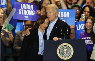 La vicepresidenta Kamala Harris es abrazada por el presidente Joe Biden, quien la describió como alguien que tiene "la brújula moral de una santa" durante un evento de campaña en Pittsburgh, Pensilvania, el 2 de septiembre de 2024. Crédito: Michael M. Santiago/Getty Images.