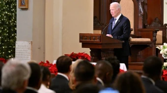 El presidente Joe Biden habla durante un servicio de oración interreligioso en la Basílica Catedral de San Luis, Rey de Francia, en Nueva Orleans, el 6 de enero de 2025, con las familias y los miembros de la comunidad afectados por el ataque con camión del día de Año Nuevo en Nueva Orleans.