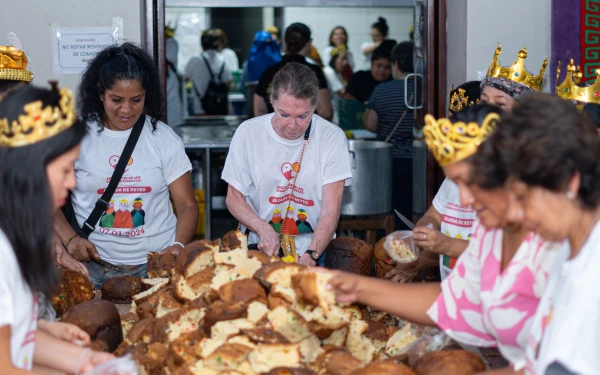 Un grupo de voluntarias de la Asociación de las Bienaventuranzas cortando panetones en Navidad. Crédito: Asociación de las Bienaventuranzas.