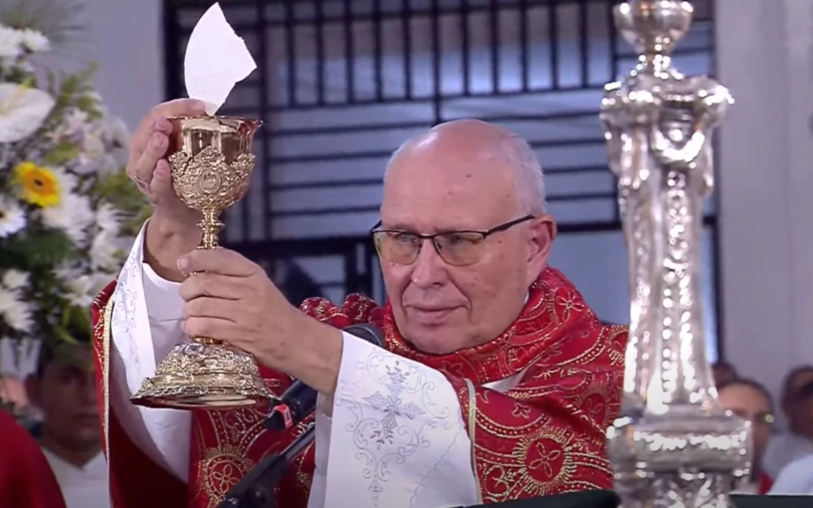 Mons. Raúl Biord, nuevo Arzobispo de Caracas, en el momento de la consagración durante la Misa de su toma de posesión.?w=200&h=150