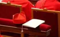 Birrete o gorro púrpura que usa un cardenal de la Iglesia Católica.