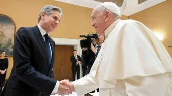 El Papa Francisco recibe al secretario de Estado de EE.UU., Antony Blinken, en el Vaticano, el 27 de noviembre de 2024.