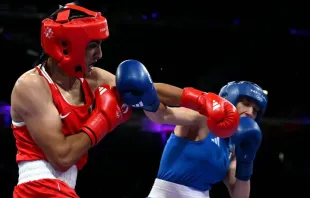 La argelina Imane Khelif (de rojo) golpea a la italiana Angela Carini en el combate de boxeo de octavos de final de la preliminar femenina de 66 kilos durante los Juegos Olímpicos de París 2024 en el North Paris Arena en Villepinte, el 1 de agosto de 2024. Crédito: MOHD RASFAN/AFP vía Getty Images.