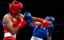 La argelina Imane Khelif (de rojo) golpea a la italiana Angela Carini en el combate de boxeo de octavos de final de la preliminar femenina de 66 kilos durante los Juegos Olímpicos de París 2024 en el North Paris Arena en Villepinte, el 1 de agosto de 2024.