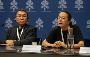 La Hermana Houda Fadoul y el Arzobispo de Tokio, Mons. Tarcisio Isao Kikuchi, durante la rueda de prensa de este 20 de octubre. Crédito: Daniel Ibáñez / ACI Prensa.