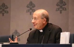 El Arzobispo Bruno Forte habla con los periodistas en la presentación de la encíclica “Dilexit Nos” el 24 de octubre de 2024 en el Vaticano. Crédito: Julia Cassell/EWTN News