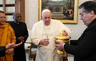 El Papa Francisco recibe regalo de budistas de Camboya. Crédito: Vatican Media 