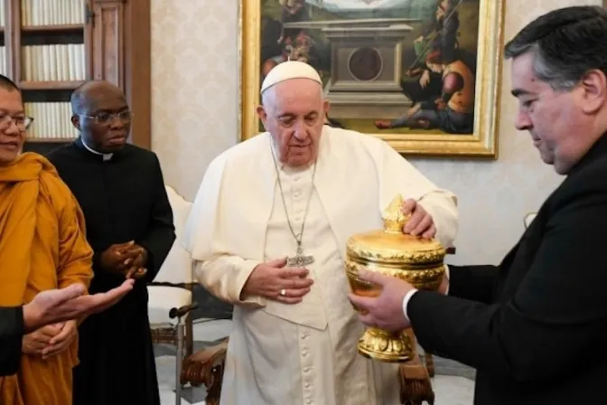 El Papa Francisco recibe a monjes budistas en el Vaticano