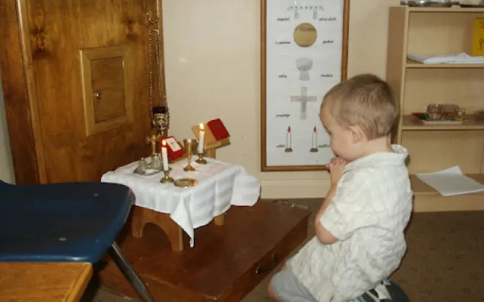 Un niño reza ante el altar en el atrio de la Catequesis del Buen Pastor.?w=200&h=150