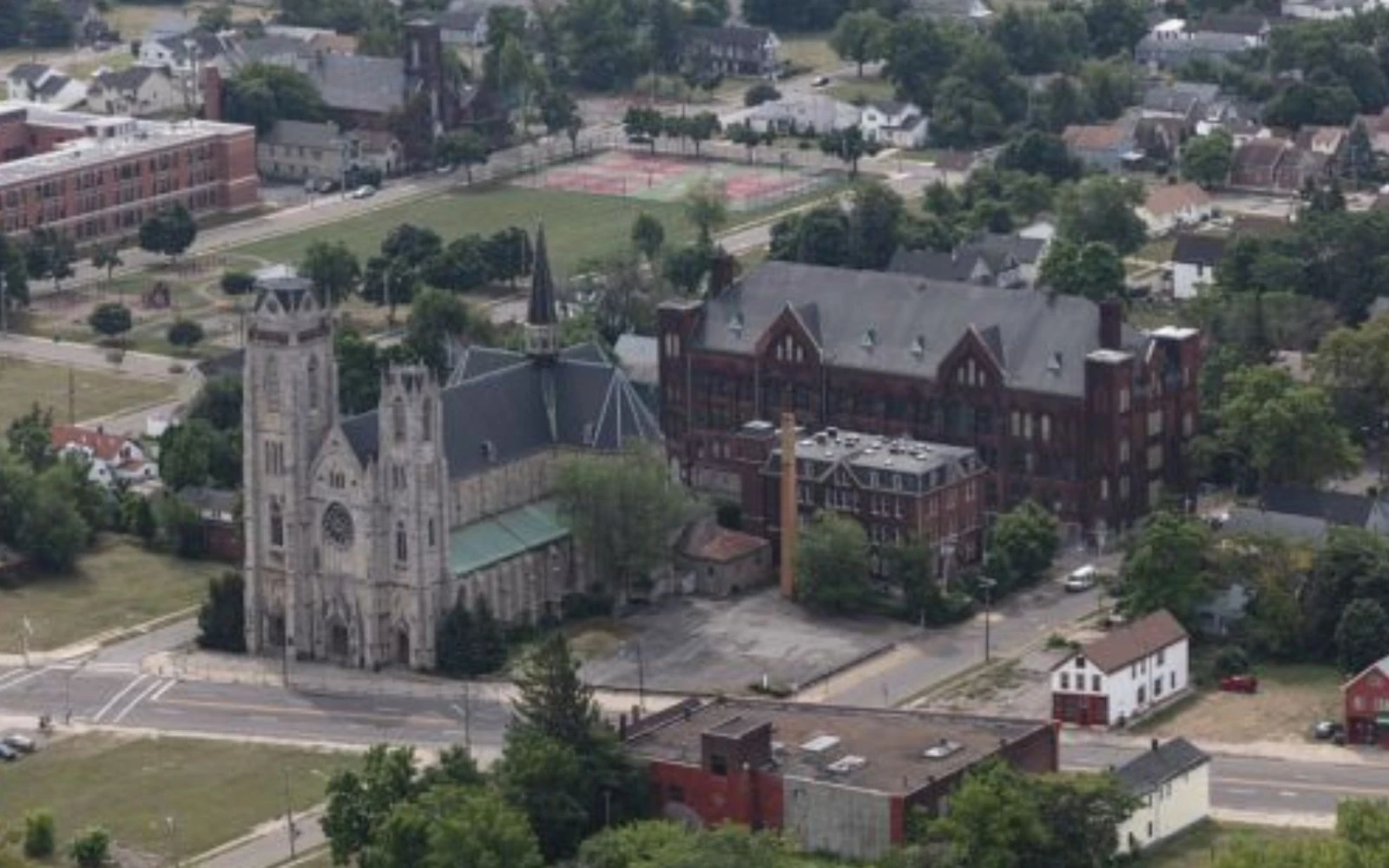 Vista aérea de Buffalo, Nueva York, con especial atención a la iglesia católica romana de Santa Ana.?w=200&h=150