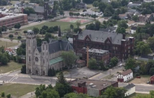 Vista aérea de Buffalo, Nueva York, con especial atención a la iglesia católica romana de Santa Ana. Crédito: Catálogo en línea de la Biblioteca del Congreso de los Estados Unidos.