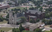 Vista aérea de Buffalo, Nueva York, con especial atención a la iglesia católica romana de Santa Ana.